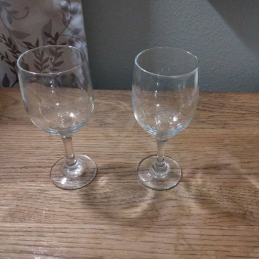 Beautiful Crystal Wine Glasses. Set of 2